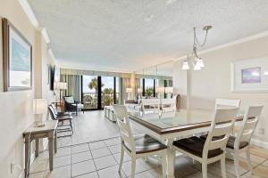 默特尔比奇2-Bedroom Carolina Dunes Condo with Private Balcony and Ocean Views的用餐室以及带桌椅的起居室。