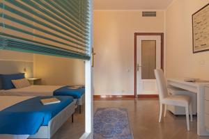 阿拉西奥Home Terrace的酒店客房配有两张床和一张书桌