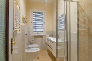 阿拉西奥Home Terrace的浴室配有卫生间、盥洗盆和淋浴。