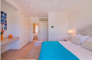阿尔曼萨Oceans 8.的一间卧室配有一张带蓝色毯子的大床