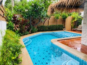 华欣BTC Boutique Resort Private Pool Villas Hua Hin บ้านทะเลจีน บูติค รีสอร์ท หัวหิน的庭院中间的游泳池