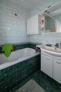 达鲁瓦尔Kod Dade的浴室配有白色浴缸和水槽
