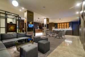 波尔图Oca Oriental Porto Hotel的大堂配有沙发、椅子和桌子