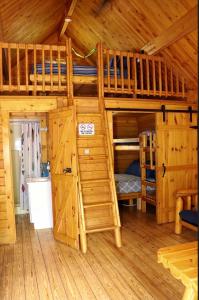 汤姆斯通凯蒂的温馨小屋宾馆的大型小木屋配有双层床