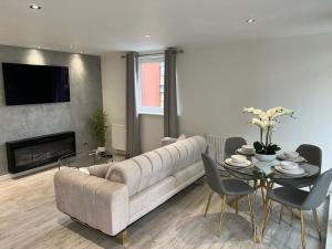 爱丁堡Strada Apartment的客厅配有大沙发和桌子