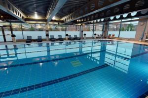 格拉斯哥格拉斯哥乡村酒店的大楼内一个蓝色瓷砖的大型游泳池