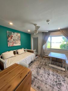 阿默甘西特阿玛甘赛特海洋沙丘公寓的一间卧室配有两张床和一张桌子