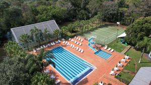 伊瓜苏Hotel Nacional Inn Foz do Iguaçu的享有网球场和游泳池的顶部景致