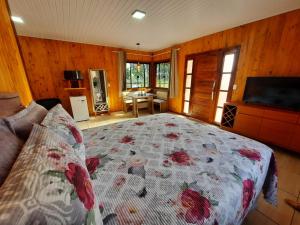 坎巴拉Cânions de Cambará的一间卧室配有一张带鲜花床罩的床