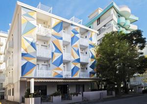 里米尼Color Hotel Rimini的一面有壁画的建筑