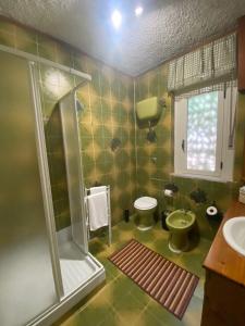 马拉泰亚B&B Felice的带淋浴、卫生间和盥洗盆的浴室