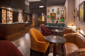 新奥尔良佩尔汉姆酒店的餐厅内带沙发和桌子的酒吧