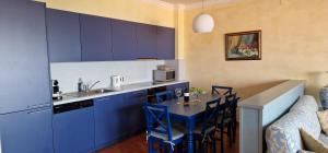 萨武德里亚SKIPER VOIAGE的厨房配有蓝色橱柜和桌椅