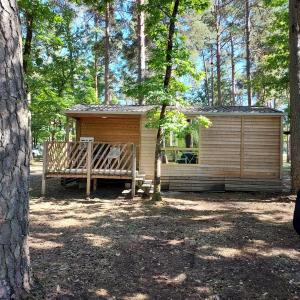 NançayCamping ONLYCAMP LES PINS的木板小屋