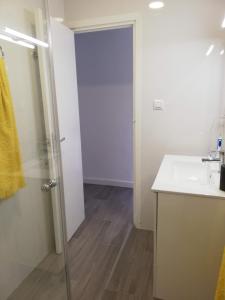 德尼亚Apartamento acogedor en primera linea de playa的一间带水槽和玻璃淋浴间的浴室