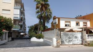德尼亚Apartamento acogedor en primera linea de playa的街道前有门的建筑物