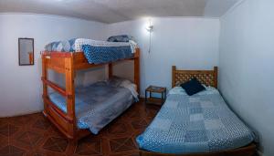 维库尼亚Hostal Michel的一间卧室配有两张双层床。