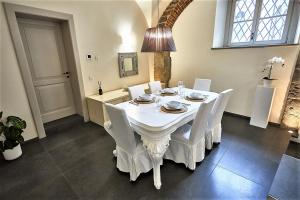贝加莫ASTRA-Modern Loft Cathedral View的一间设有白色桌子和白色椅子的用餐室