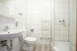 贝格海姆格海姆酒店的浴室配有卫生间、盥洗盆和淋浴。