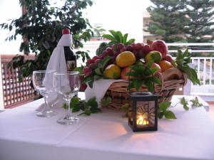 埃亚玛琳娜奈奇多德斯皮纳公寓的一张桌子,上面放着一篮水果和一瓶葡萄酒