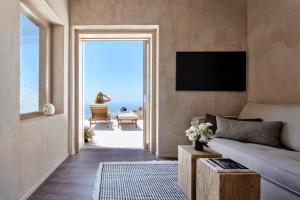皮尔戈斯Santorini Sky, The Retreat的带沙发的客厅,享有海景