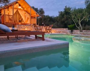 比奥格勒·纳·莫鲁AURAS - Glamping Eco Resort的一座带游泳池和帐篷的豪华房子