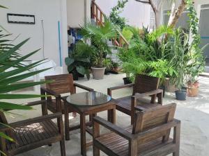 拉斯杜棕榈树旅馆的庭院配有桌椅和植物