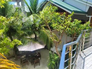 拉斯杜棕榈树旅馆的享有带桌子和树木的露台的顶部景致