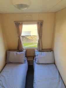 LincolnshireThe Cedars Southview的小型客房 - 带2张床和窗户