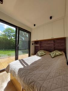 OrnetaEkolandia的一间卧室设有一张大床和一个大窗户