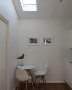 North Avoca二十湖公寓的配有天窗的客房内的白色桌椅
