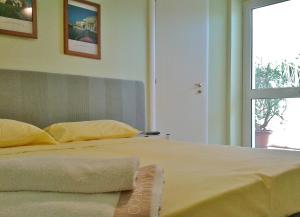 阿莱齐奥Mandarinoarancio的窗户客房内的一张大床