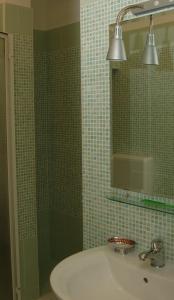 阿莱齐奥Mandarinoarancio的一间带水槽和镜子的浴室