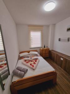 科佩尔Hostel BellaVista的一间卧室配有一张床和镜子