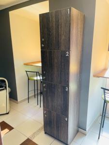 敖德萨Le Rêve city hostel的一张桌子的房间里放着一个木制储物柜
