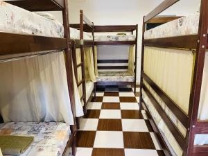 敖德萨Le Rêve city hostel的客房设有两张双层床和一张可拼接的地板。