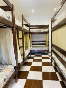 敖德萨Le Rêve city hostel的客房设有三张双层床和一张可拼接的地板。