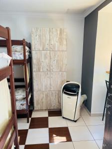 敖德萨Le Rêve city hostel的客房设有冰箱和双层床。