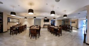 安托法加斯塔斯帕可酒店的用餐室配有桌椅和灯光