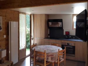 巴斯洛内特Chalet Barcelonnette, 4 pièces, 6 personnes - FR-1-165A-145的一间带桌子和冰箱的小厨房