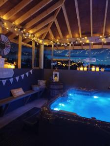 伦敦德里Nesswood Luxury Glamping的享有城市美景的夜间游泳池