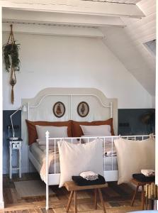 MencshelyVulkán Nyúlontúl的卧室配有白色的床铺和白色的枕头
