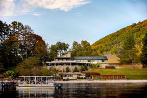 卢尔湖Lake Lure Condo with Resort Pool and Beach Access!的建筑物前的水面上的船