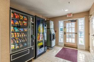 康科德HomeTowne Studios & Suites by Red Roof Charlotte - Concord的一间便利店,内配2台冰箱和食品