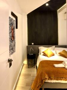马德里ApARTment Madrid的一间卧室配有一张大床和黑色床头板