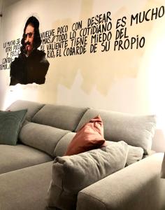 马德里ApARTment Madrid的躺在客厅沙发上的男人