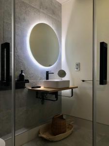 马德里ApARTment Madrid的浴室设有水槽和墙上的镜子