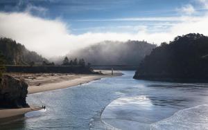 门多西诺Headlands Inn Bed and Breakfast的海滩和桥梁的水域