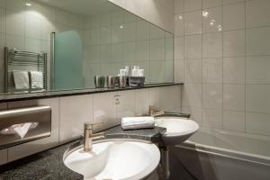 阿罗萨Cristallo Arosa Hotel的一间带卫生间、水槽和镜子的浴室