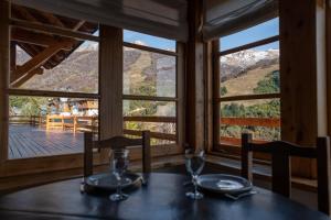 圣卡洛斯-德巴里洛切德尔塞罗公寓式酒店的一间设有桌子的山景用餐室